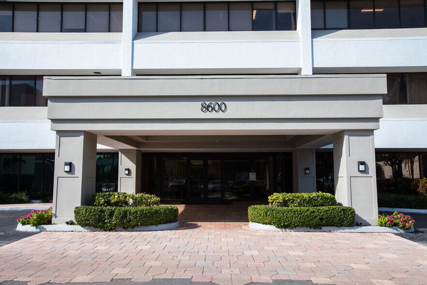 8600 NW 36th St, Miami, FL à louer - Photo du bâtiment - Image 3 de 3