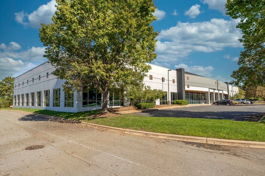 6135 Lakeview Rd, Charlotte, NC à louer - Photo du bâtiment - Image 2 de 5