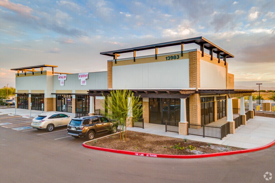 13983 W Waddell Rd, Surprise, AZ à vendre - Photo du bâtiment - Image 2 de 11