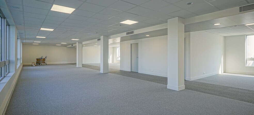 Bureau dans Saint-Ouen-Sur-Seine à louer - Photo du bâtiment - Image 1 de 15
