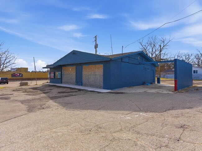 More details for 684 Auburn Ave, Pontiac, MI - Retail for Sale