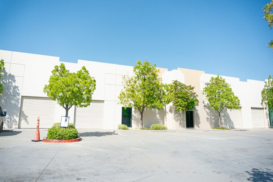 42095 Zevo Dr, Temecula, CA à vendre - Photo du bâtiment - Image 3 de 20