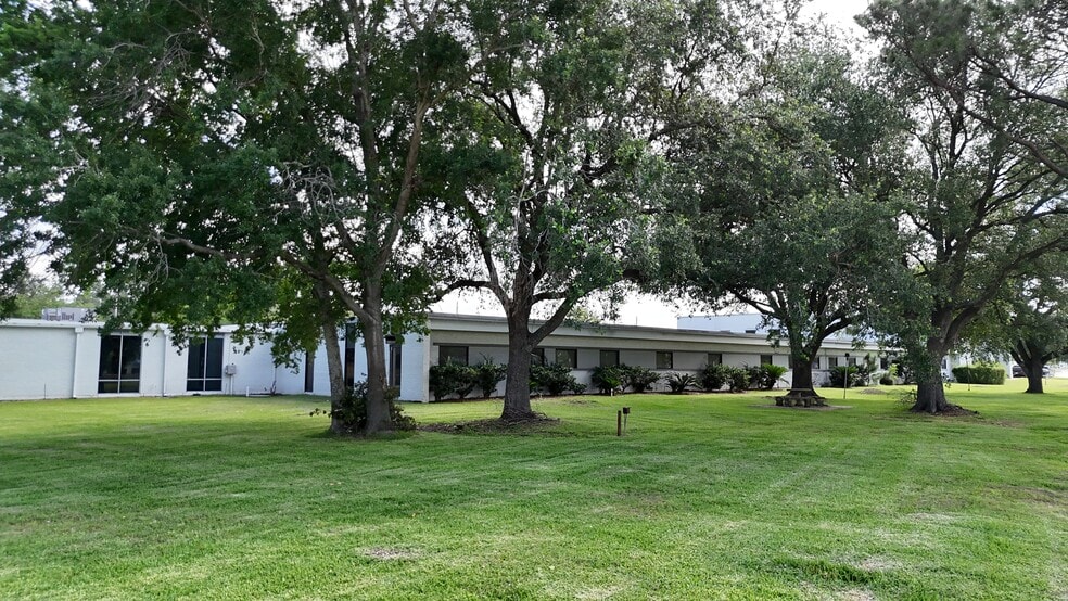 104 Industrial Blvd, Sugar Land, TX for lease - Building Photo - Image 1 of 3