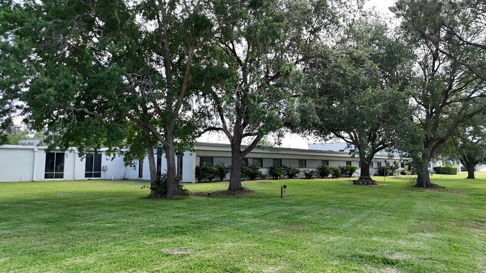 104 Industrial Blvd, Sugar Land, TX à louer - Photo du bâtiment - Image 1 de 3