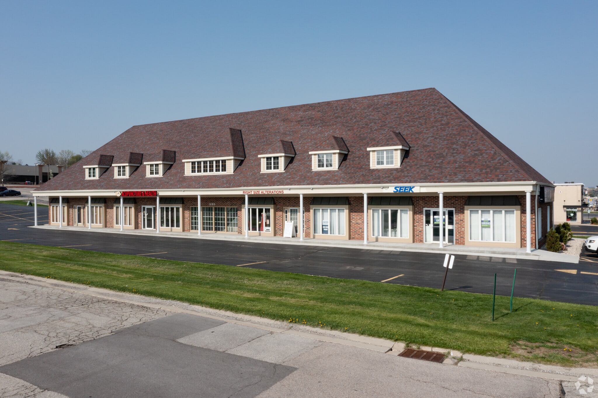 295 Regency Ct, Brookfield, WI for lease Building Photo- Image 1 of 14