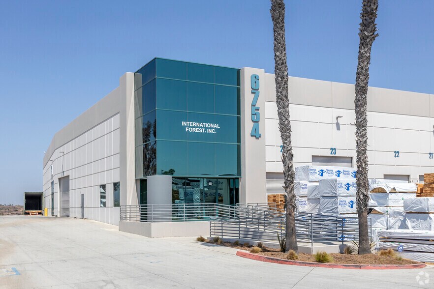 6754 Calle De Linea, San Diego, CA for lease - Building Photo - Image 2 of 4