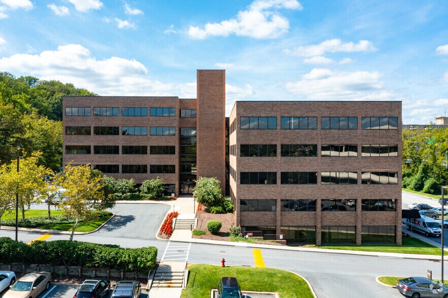 1122 Kenilworth Dr, Towson, MD à louer - Photo du bâtiment - Image 2 de 10