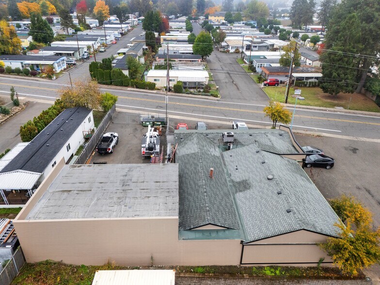 4403 SE Roethe Rd, Milwaukie, OR à vendre - Photo du bâtiment - Image 2 de 12