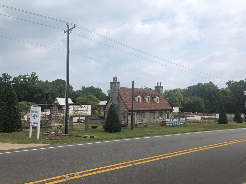 715 Oak Ridge Farm Hwy, Mooresville, NC à vendre - Photo du bâtiment - Image 2 de 4