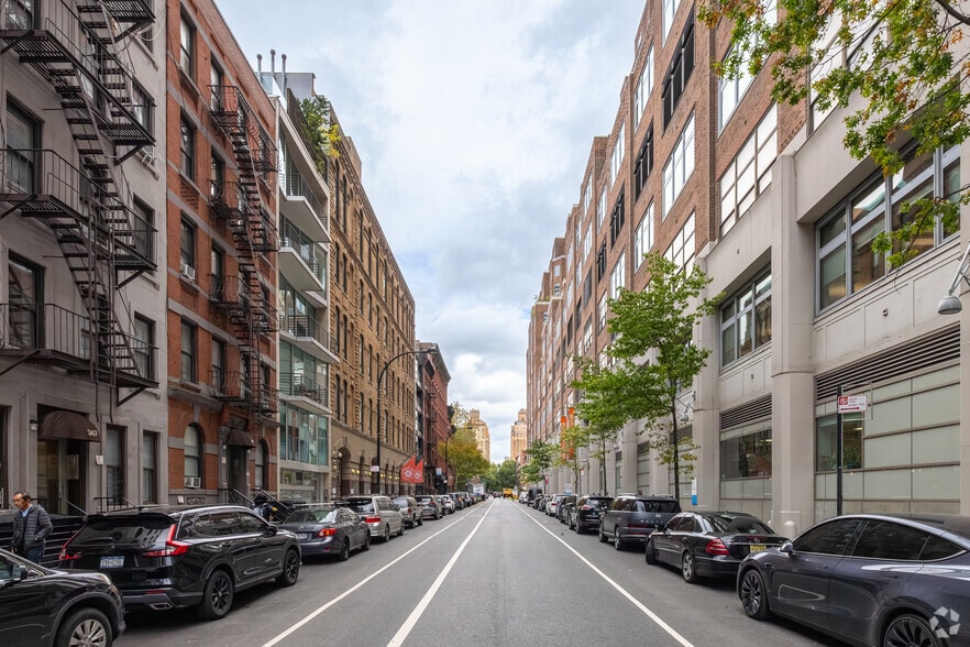 335 W 16th St, New York, NY for lease - Building Photo - Image 2 of 3