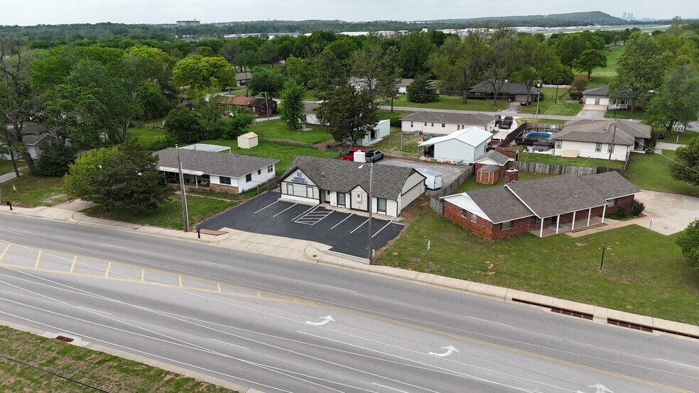 1217 W Main St, Jenks, OK à vendre - Photo du bâtiment - Image 2 de 12