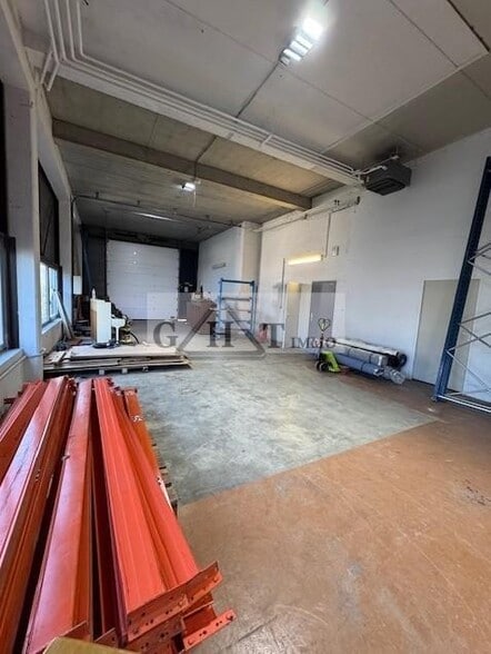 Industrial in Trappes for lease - Interior Photo - Image 2 of 2