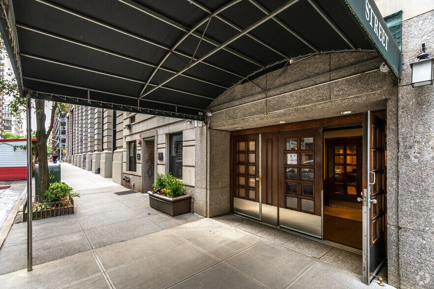 44 E 12th St, New York, NY à vendre - Photo du bâtiment - Image 3 de 9