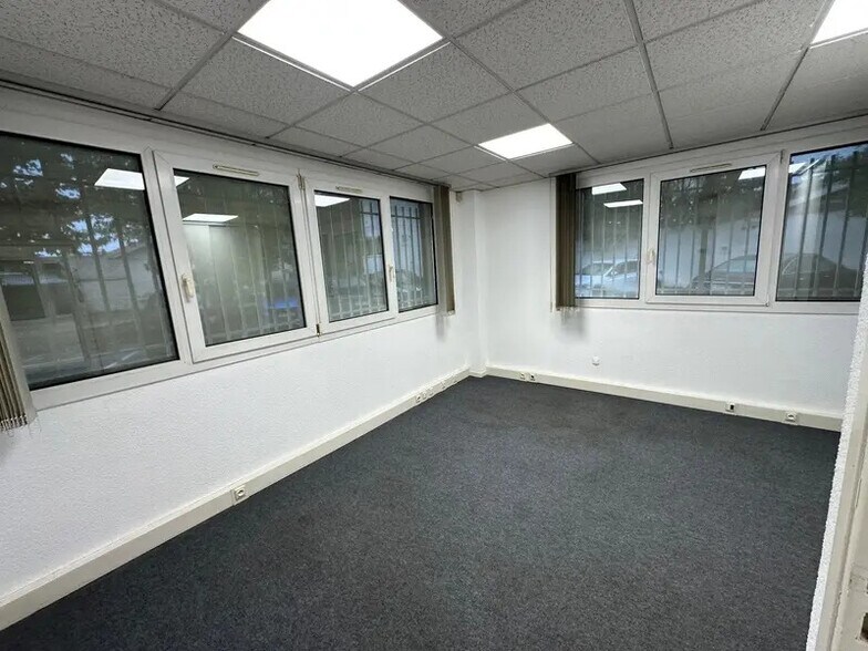 Office in Vénissieux for lease - Interior Photo - Image 2 of 5