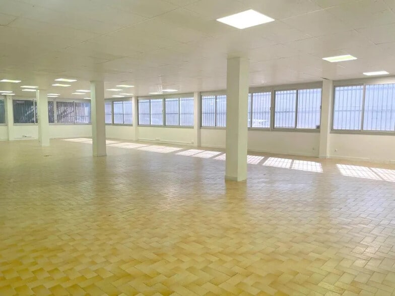 Office in Argenteuil for lease - Interior Photo - Image 3 of 16