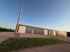 220 Silver Ln, Edmond, OK à louer Photo du bâtiment- Image 1 de 1