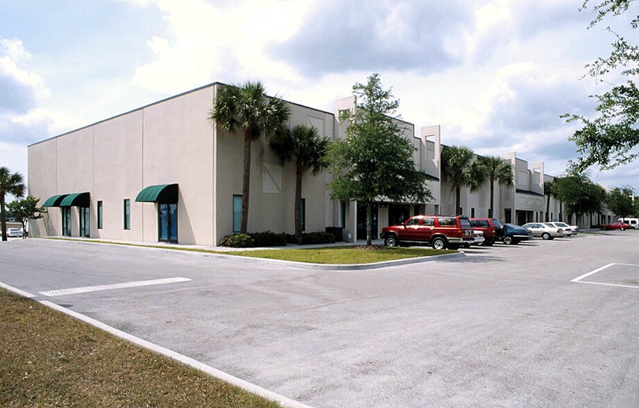8442 Tradeport Dr, Orlando, FL à louer - Photo du bâtiment - Image 3 de 7