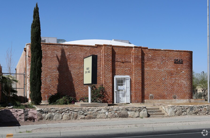 2549 N Oracle Rd, Tucson, AZ à vendre - Photo du bâtiment - Image 2 de 2
