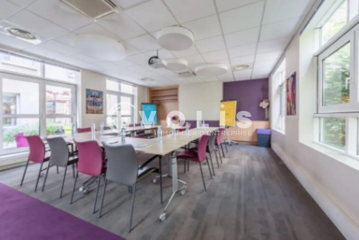 Office in Neuilly-sur-Seine for lease Interior Photo- Image 1 of 13