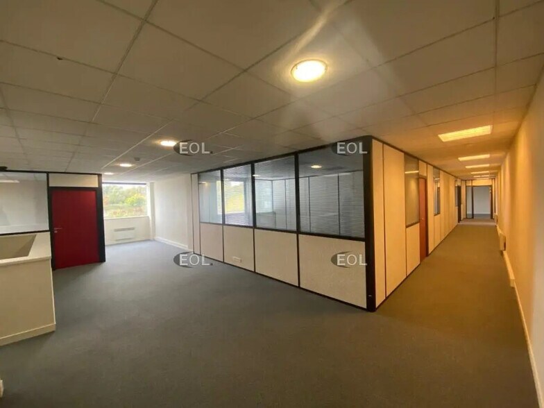 Industrial in Lieusaint for lease - Interior Photo - Image 2 of 11