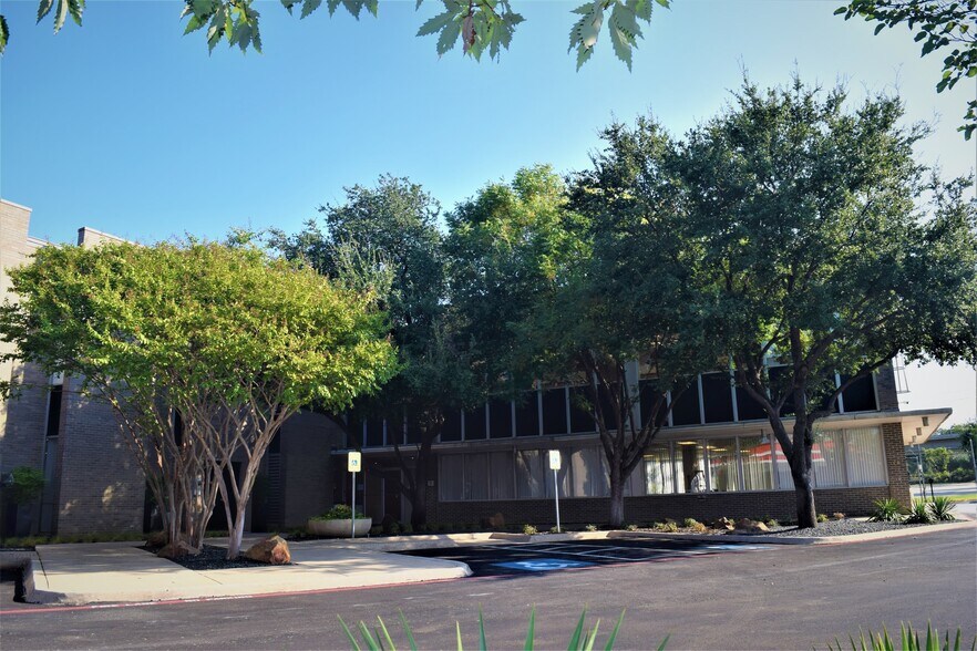 2608 Inwood Rd, Dallas, TX for lease - Building Photo - Image 2 of 12