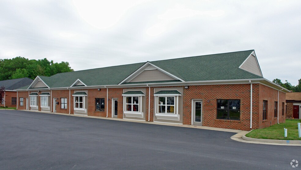 201-213 Lake Tower Dr, Hampton, VA for lease - Building Photo - Image 2 of 2