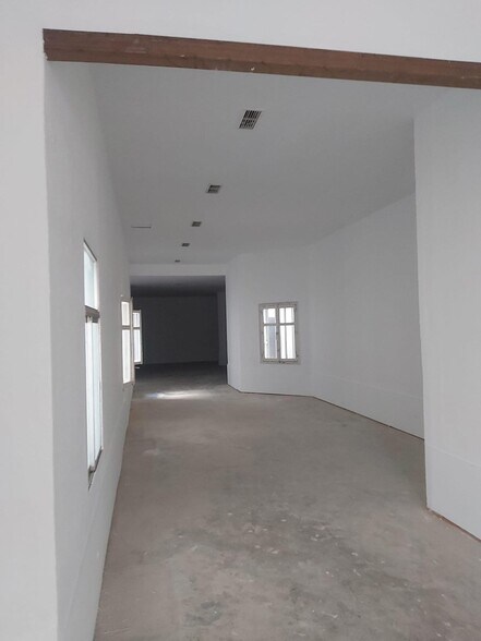 Retail in Cáceres for sale - Building Photo - Image 2 of 5