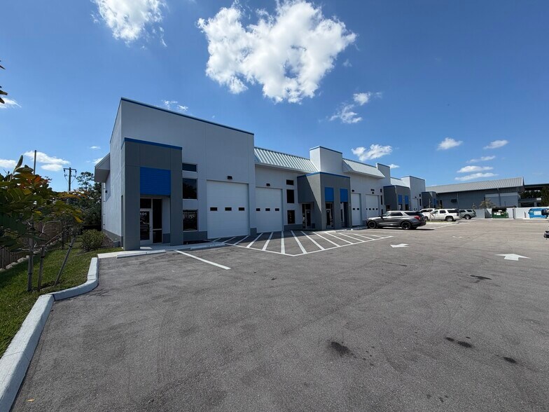 3920 Tollhouse Dr, Naples, FL à louer - Photo du bâtiment - Image 2 de 2