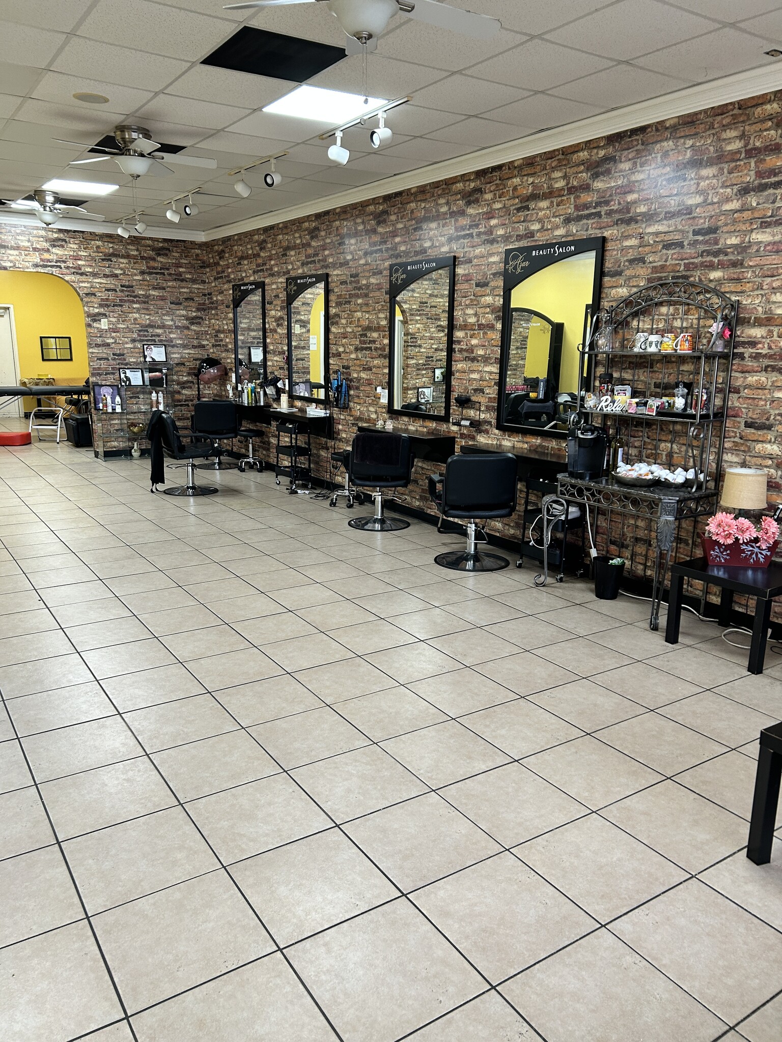 815-825 Plantation Dr, Richmond, TX for lease Interior Photo- Image 1 of 3