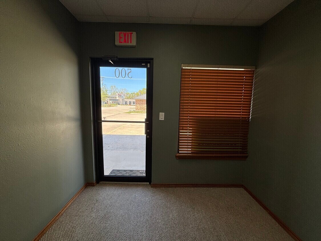 1510 Santa Fe Dr, Weatherford, TX for lease Lobby- Image 1 of 17