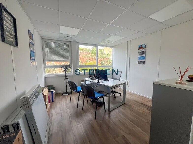 Office in Vitrolles for lease - Interior Photo - Image 2 of 5