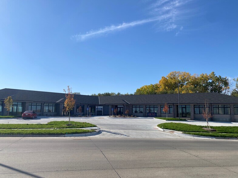 1630 N Main St, Elkhorn, NE à vendre - Photo du bâtiment - Image 1 de 8