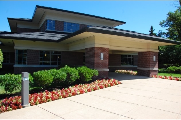 Office Building & Adjacent Vacant Land portfolio of 2 properties for sale on LoopNet.ca - Primary Photo - Image 1 of 1