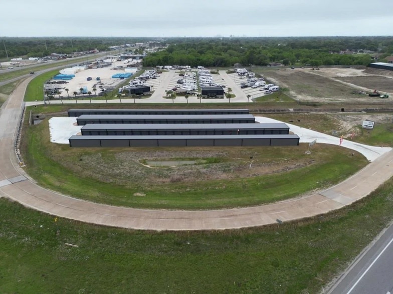 2100 W Parkway St, Groves, TX for sale - Building Photo - Image 2 of 10