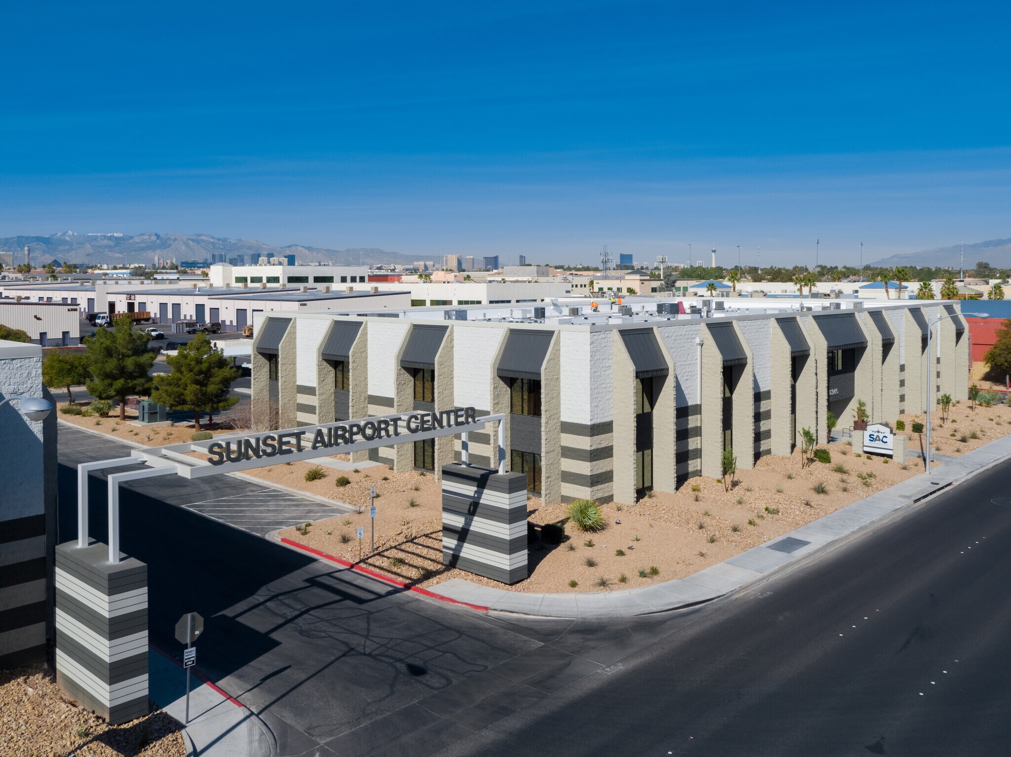 6345 S Pecos Rd, Las Vegas, NV à louer Photo principale- Image 1 de 16