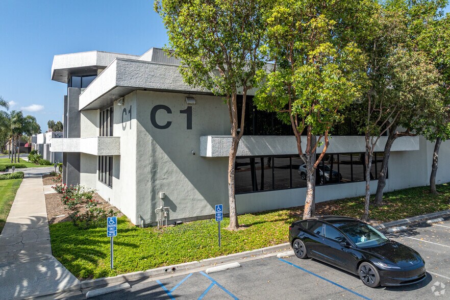14131 Chambers Rd, Tustin, CA à vendre - Photo du bâtiment - Image 3 de 5