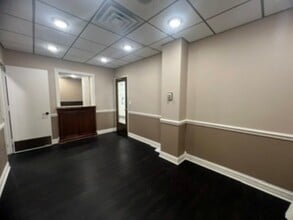 200 E Willow Ave, Wheaton, IL à louer Photo intérieure- Image 1 de 11