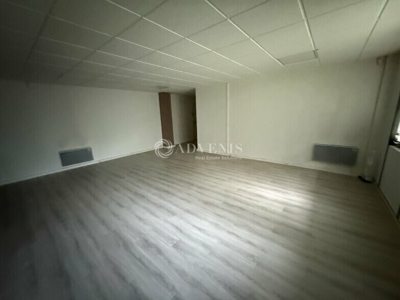Office in Croissy-Beaubourg for lease - Interior Photo - Image 3 of 4