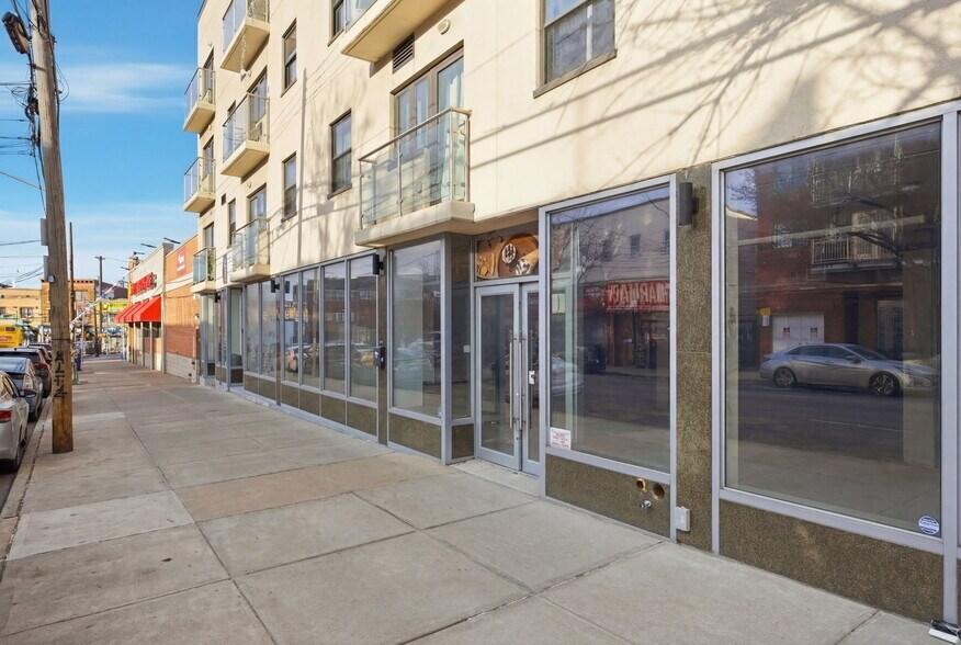 6241-6249 Forest Ave, Ridgewood, NY à louer - Photo du bâtiment - Image 2 de 11