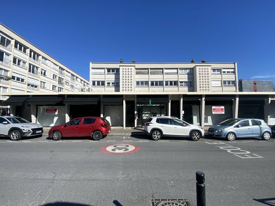 Retail in Le Havre for lease Building Photo- Image 1 of 9