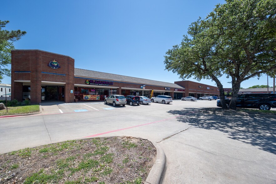 109-189 W Harwood Rd, Hurst, TX à louer - Photo du bâtiment - Image 3 de 18