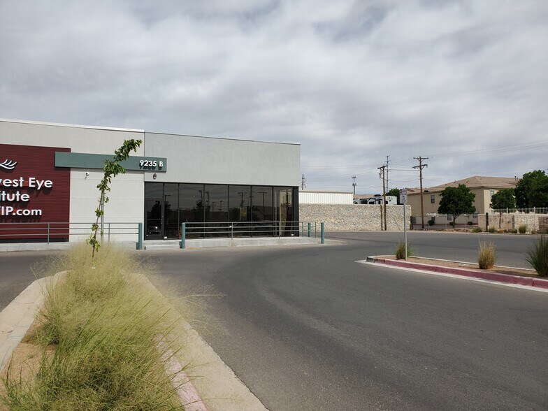 9235 Dyer St, El Paso, TX à louer - Photo du bâtiment - Image 3 de 9