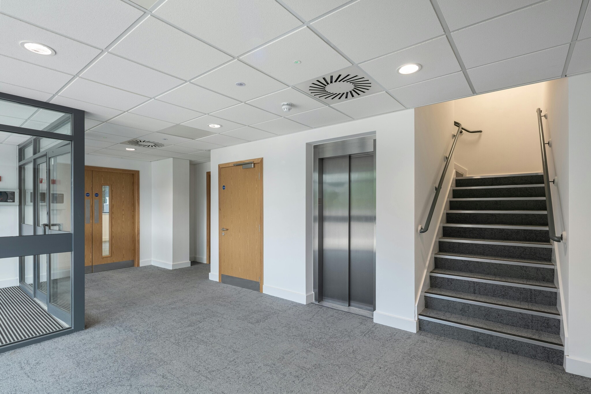 93 George Richards Way, Altrincham à louer Photo du bâtiment- Image 1 de 15