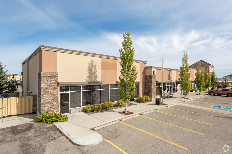 200 Southridge Dr, Okotoks, AB à louer - Photo du bâtiment - Image 2 de 5