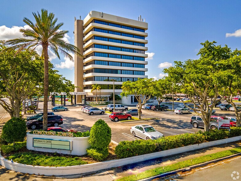 2090 Palm Beach Lakes Blvd, West Palm Beach, FL à louer - Photo du bâtiment - Image 2 de 9