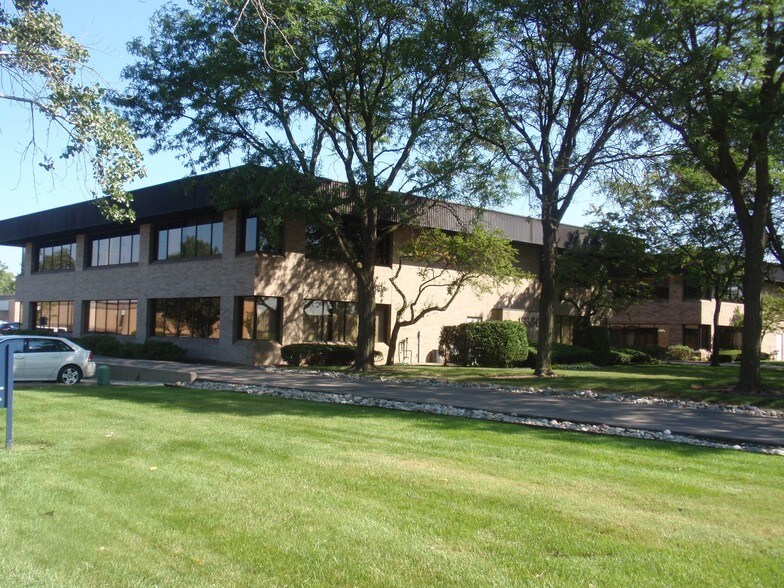 15350 N Commerce Dr, Dearborn, MI à louer - Photo du bâtiment - Image 1 de 3