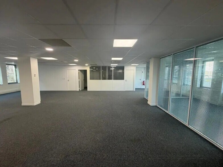 Office in Clichy for lease - Building Photo - Image 2 of 4