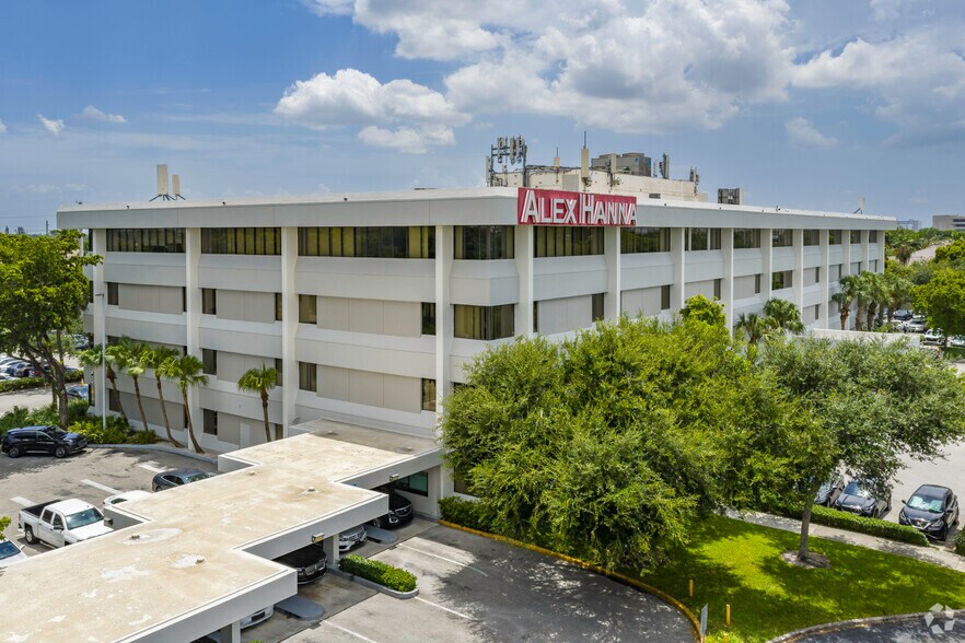 8700 W Flagler St, Miami, FL à louer - Photo du bâtiment - Image 1 de 11