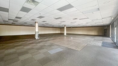 137-205 E Lincoln Trail Blvd, Radcliff, KY for lease Interior Photo- Image 2 of 5