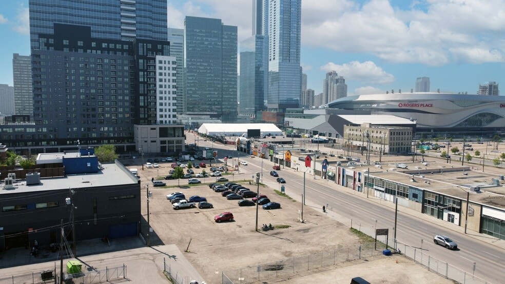 10567 101st St NW, Edmonton, AB à vendre - Aérien - Image 2 de 2